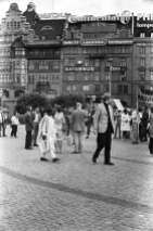 Alla som passerar över torget är nog inte demonstranter. Men på den tiden syntes det inte så många i andra kulturers klädedräkt i Malmös stadsbild som idag.